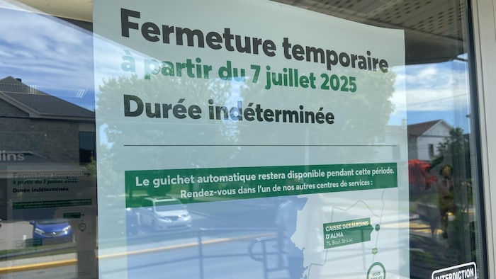 Une affiche indique qu'une succursale est fermée de manière temporaire.