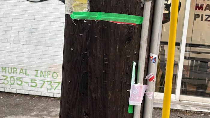 Un poteau avec différents rubans. 