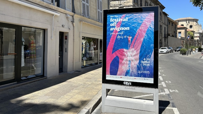 Une affiche dans une rue.