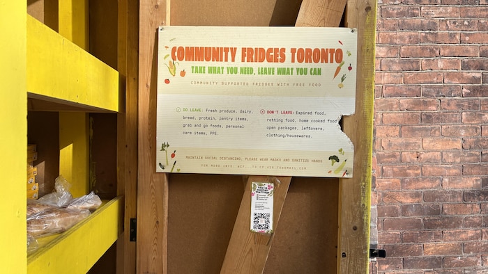 Cette affiche liste les articles convoité et non convoité par l’organisme responsable des frigos communautaires de Toronto. Cette affiche est accrochée à la porte du garde-manger de l’abri du frigo de la rue Lowther.