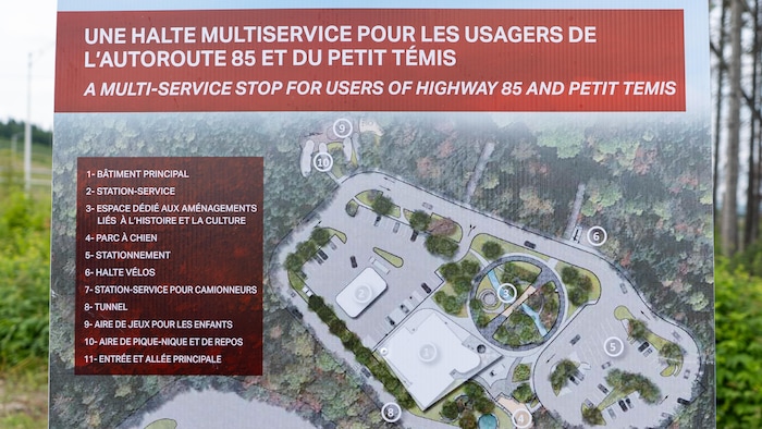 Une affiche montant un plan de la halte multiservice de Kataskomiq.