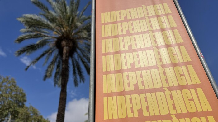 Une affiche faisant la promotion de l'indépendance de la Catalogne à Barcelone.