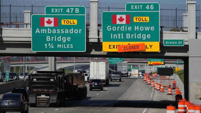 Des panneaux indiquant les sorties de l’Interstate 75 vers le pont international Gordie-Howe et le pont Ambassador, qui relient Windsor en Ontario à Détroit, le 14 juillet 2026. 