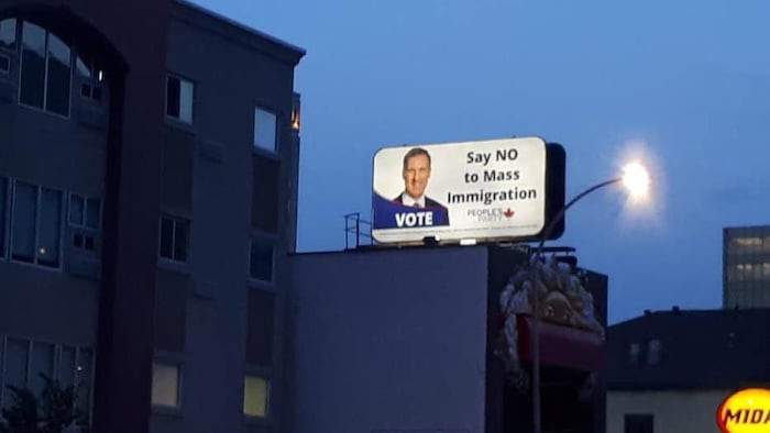Un cartel con la imagen de Maxime Bernier denunciando la "inmigración masiva" en una calle de Regina, en la provincia de Saskatchewan.