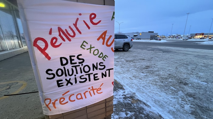 Une affiche est installée devant les bureaux de la Ville de Sept-Îles.