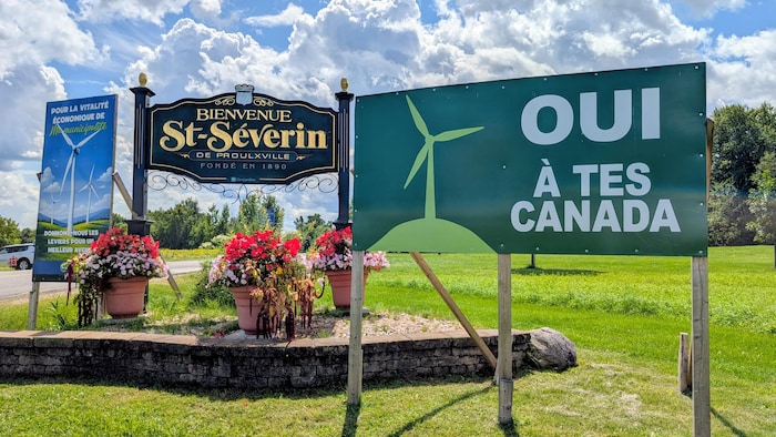 Une pancarte en faveur du projet d'éoliennes de TES Canada.