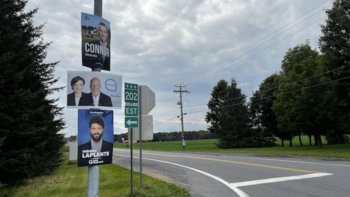 Affiches de trois candidats de Huntingdon sur une route de Montérégie.