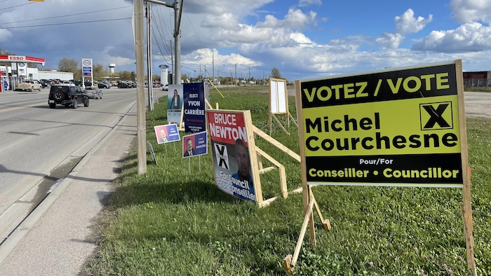 Des affiches de candidats aux élections municipales à Kapuskasing.