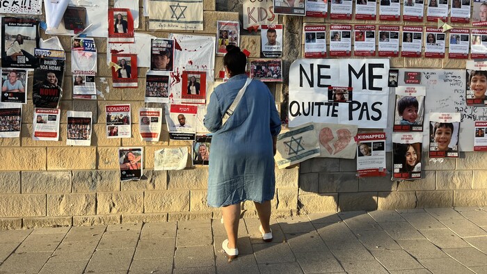 Des affiches rappelant l'identité des otages recouvrent les murs d'une rue située tout près du ministère israélien de la Défense à Tel-Aviv.
