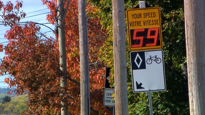 Un panneau électronique indiquant 59 kilomètres à l'heure.