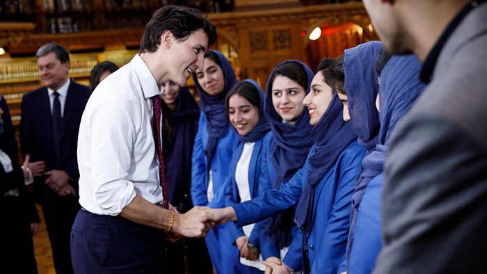 En febrero del 2018, el primer ministro de Canadá, Justin Trudeau se reunió con el Afghan Girls’ Robotics Team (Equipo de Robótica de Niñas Afganas) en la Biblioteca del Parlamento. 
Este lunes, la abogada estadounidense de derechos humanos Kimberley Motley dice que las jovencitas están viendo con horror cómo su ciudad, Herat, cayó en manos de los talibanes. Quieren venir a Canadá y continuar su educación.
