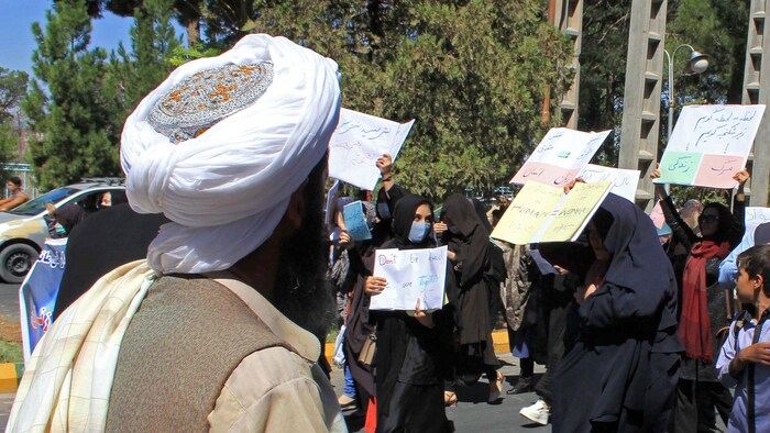 Des manifestantes afghanes brandissant des pancartes.