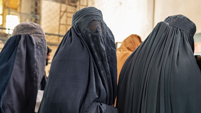 Des femmes en burqa dans un gymnase.