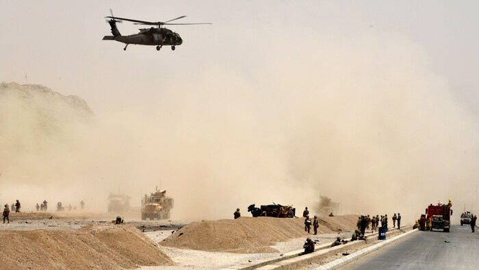 Un hélicoptère américain blackhawk survole le site d'une attaque suicide des talibans à Kandahar, le 2 août 2017.