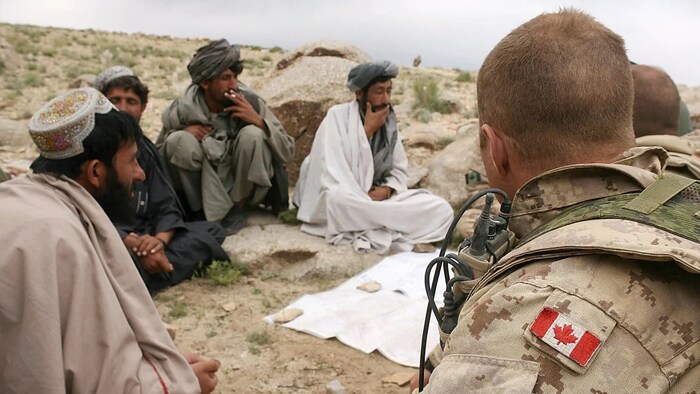 Miembros de la Policía Nacional Afgana en una shura (reunión) con soldados canadienses en Kandahar, el 20 de abril de 2006.