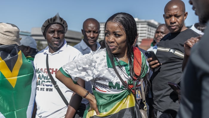Jacinta Ngobese-Zuma au milieu d'une foule.