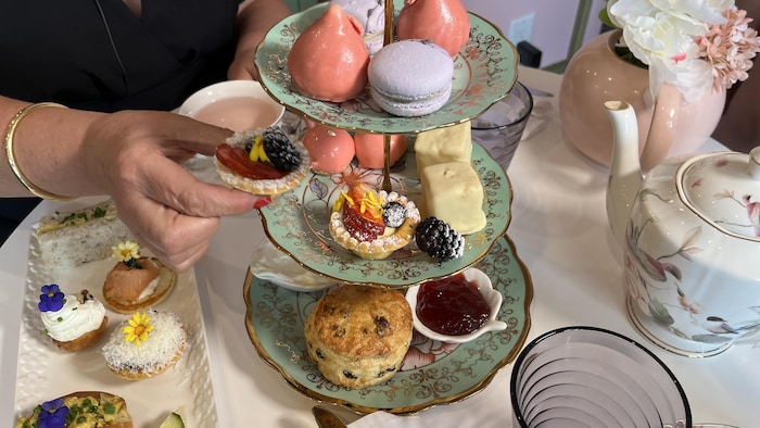 Des pâtisseries sur un présentoir.