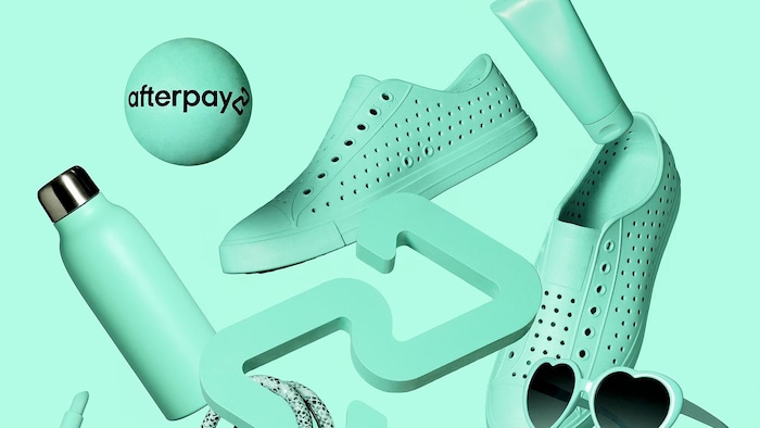 Logo de l'entreprise Afterpay avec des articles de détaillants, comme des chaussures, des produits de beauté, un sac à main et une bouteille d'eau en acier inoxydable.