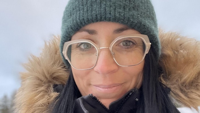 Agathe Cyr photographié dehors avec une tuque.