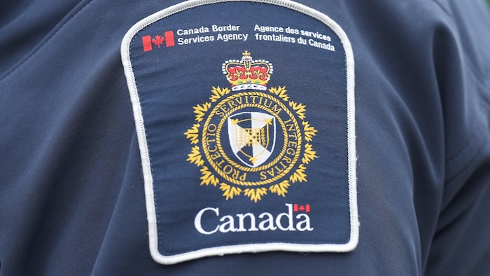On aperçoit un écusson de l'Agence des services frontaliers du Canada.