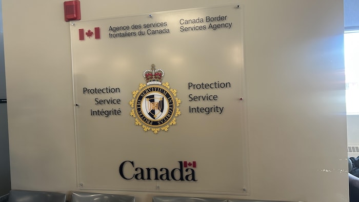 Une affiche à l'entrée du poste frontalier canadien de Stanstead.