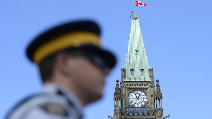 Un agent de la GRC devant le parlement du Canada, à Ottawa.