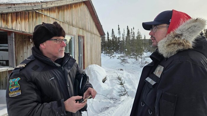 Deux hommes discutant ensemble. 