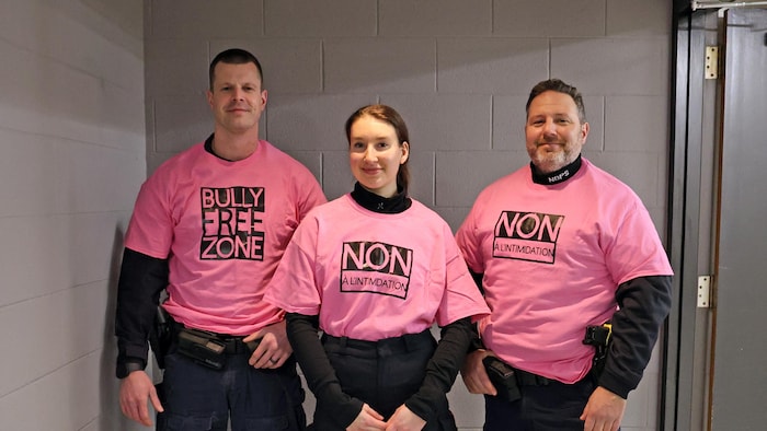 Trois policiers du Service de police de North Bay en chandails roses pour souligner la journée internationale de lutte contre l’intimidation.