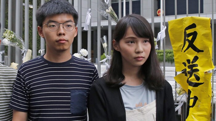 2019年6月,香港返送中抗議中,兩位年輕領袖黃之鋒和周庭召開記者會。目前,黃之鋒依然在監獄,周庭前不久才獲釋。