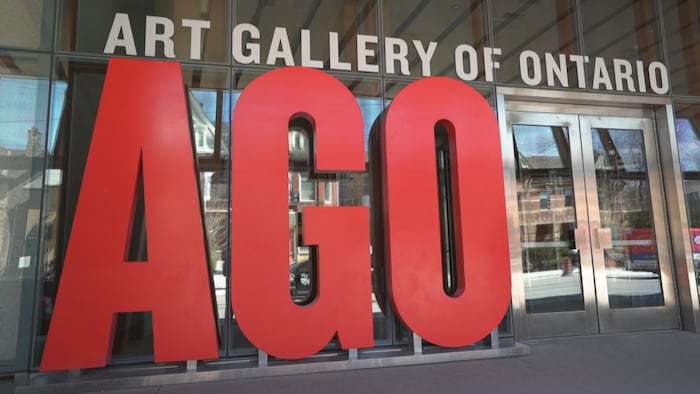 L'entrée du Musée des beaux-arts avec son sigle, AGO, en lettres géantes.