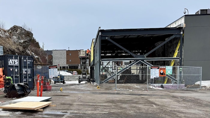 Des travailleurs s'affairent pour l'agrandissement du centre des congrès de l'Hôtel Levesque 