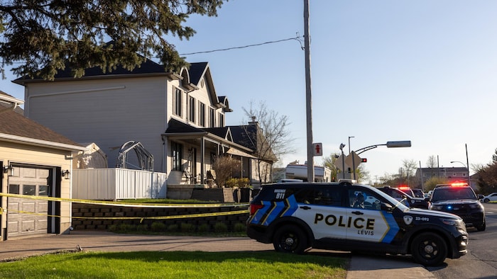 Des autopatrouilles entourent une maison.