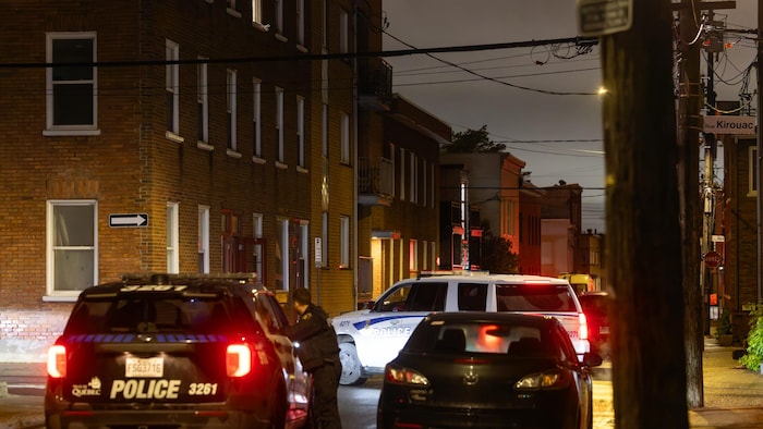 Des véhicules de police à l'intersection des rues Saint-Sauveur et Kirouac.