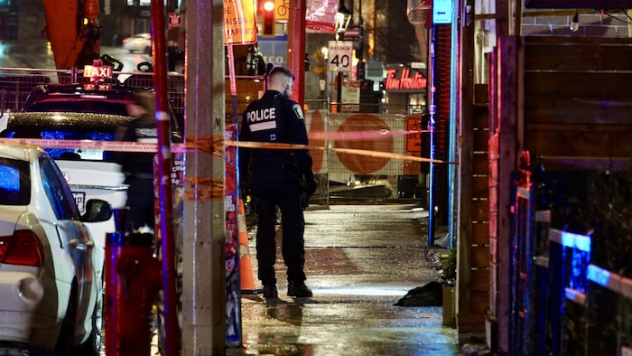 Un policier du SPVM sur les lieux d'une agression armée.