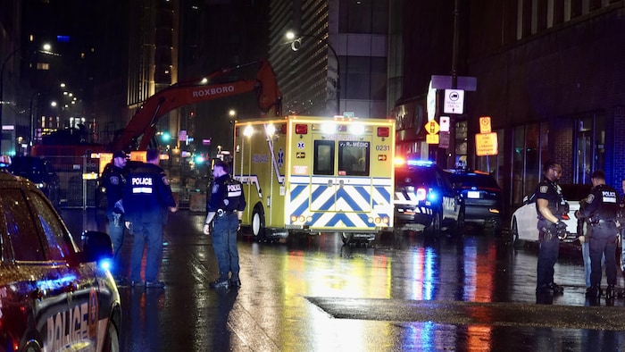 Des policiers et des ambulanciers sur les lieux d'une agression armée à Montréal.