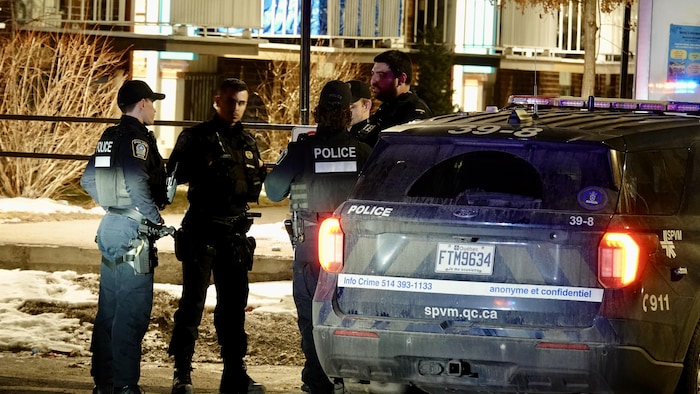 Des policiers du SPVM sur le lieu de l'agression.