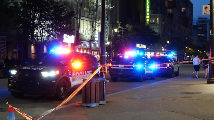 Des véhicules de police.