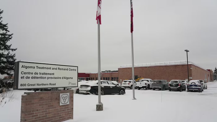 Des véhicules stationnés dans le Centre de détention d'Algoma.