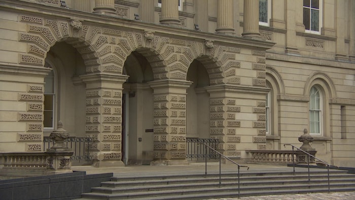 On voit l'entrée de la Cour d'appel de l'Ontario à Toronto.

