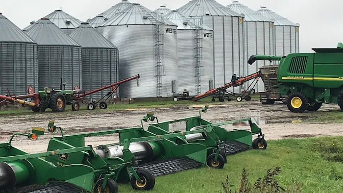 Des silos de grains et des machines agricoles dans une exploitation