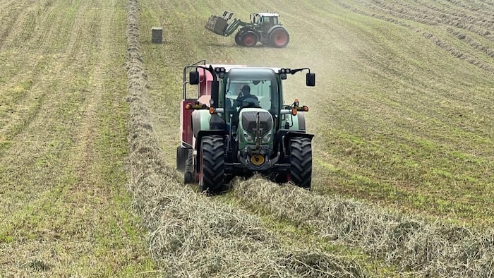 Un tracteur en marche.