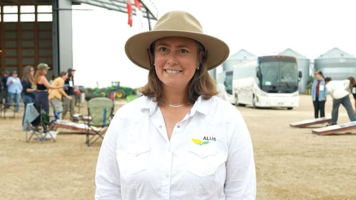 La PDG d’ALUS, Jordan Sinclair, sur la ferme de M. Janzen dans la municipalité rurale de Montcalm, au sud de Winnipeg.