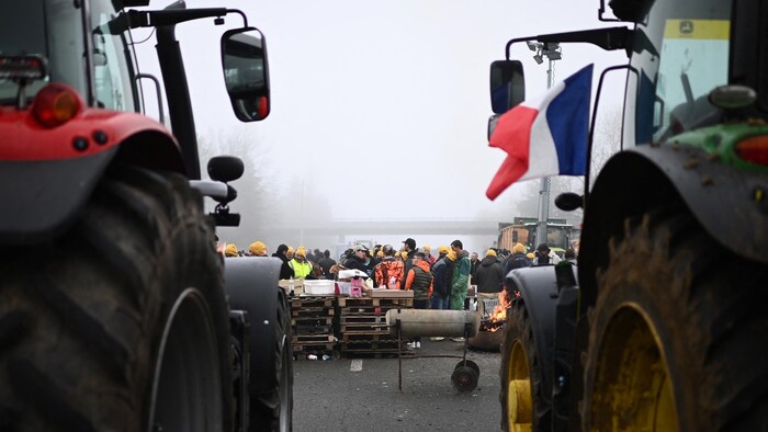 France : les agriculteurs lèvent les barrages mais promettent de ...