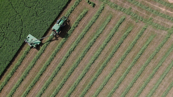 Sur cette photo prise par drone, on aperçoit un tracteur dans un champ à Manotick, en Ontario, le jeudi 13 juillet 2022.