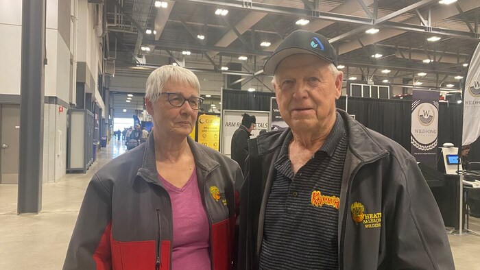 Elsie et Carl Jensen, qui exploitent une ferme près d'Invermay, en Saskatchewan, faisaient partie des visiteurs de la foire agricole du Canada, à Regina, le 24 mars 2025.
