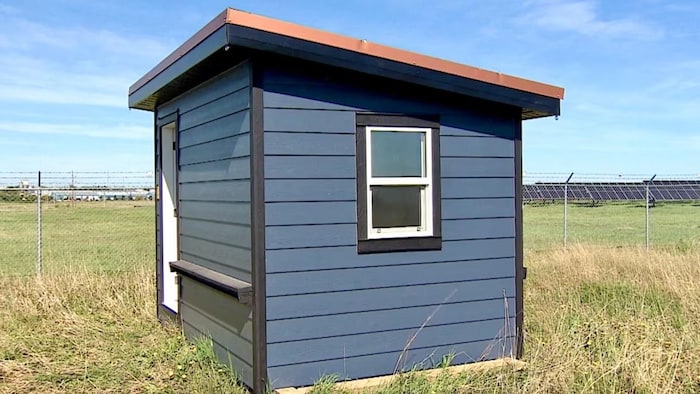 La cabane mobile Bee Cube est un bâtiment climatisé et protégé contre les prédateurs pouvant accueillir jusqu'à 20 ruches. 
