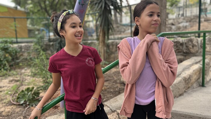 Ahava et Aya dans la cour de l'école.