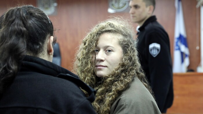 Un tribunal militaire israélien a inculpé Ahed Tamimi, une adolescente palestinienne de 16 ans, de plusieurs chefs liés à des attaques contre des soldats.