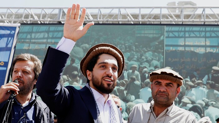 Ahmad Massoud salue une foule.