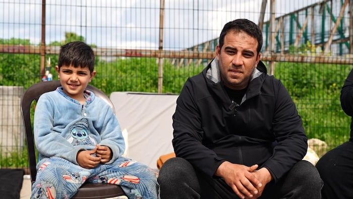 Ahmad Zbib, assis avec son fils.